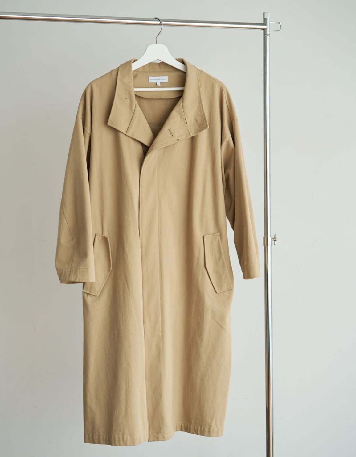 ユニクロのシャツに、トレンチコートをプラス!