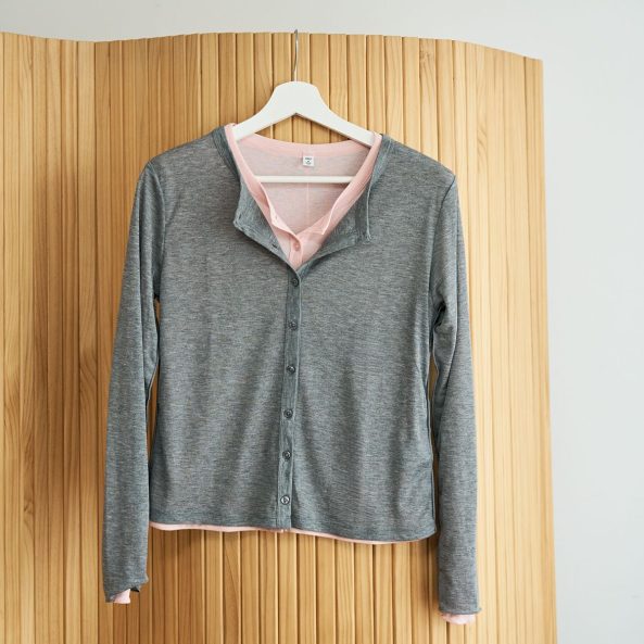 GU ソフトシアーカーディガンQ(上:グレー、下:ピンク)