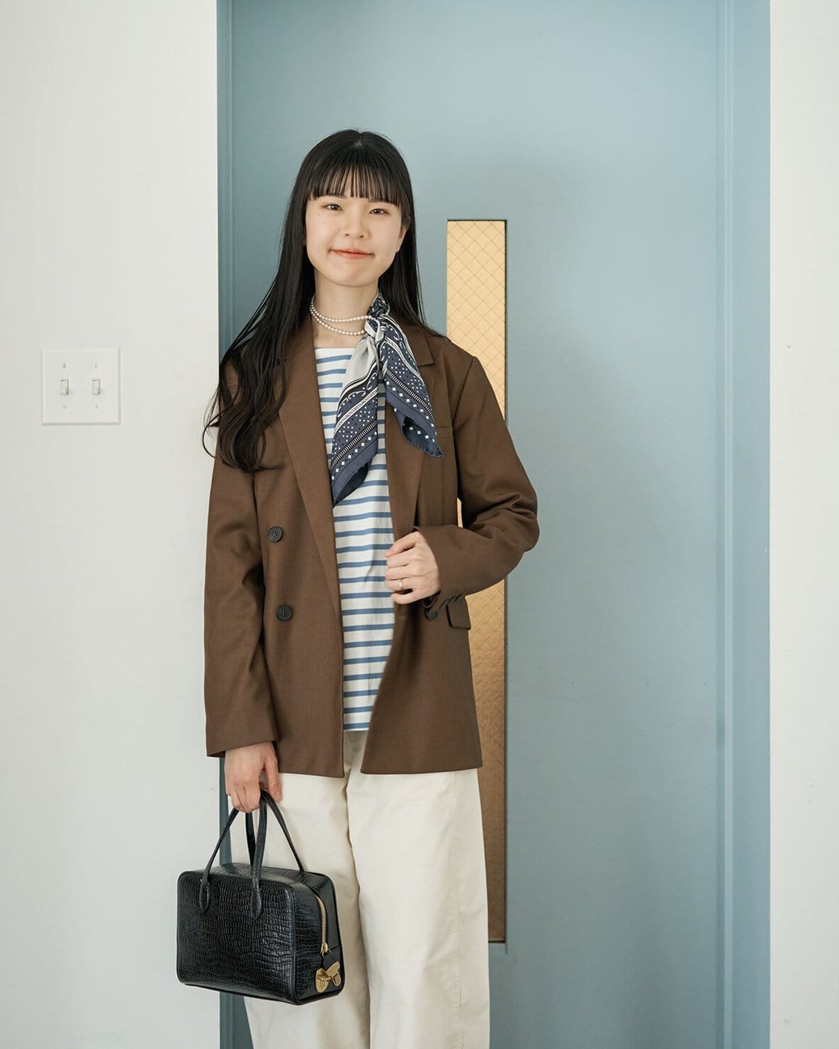 無印良品のボーダーTシャツに、ジャケットを合わせ、雰囲気を高めるパールアレンジ巻きで上品に