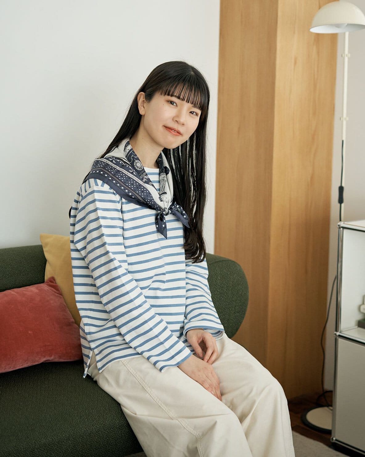 無印良品のボーダーTシャツに合わせたセーラー巻きは、小さな結び目がアクセント!