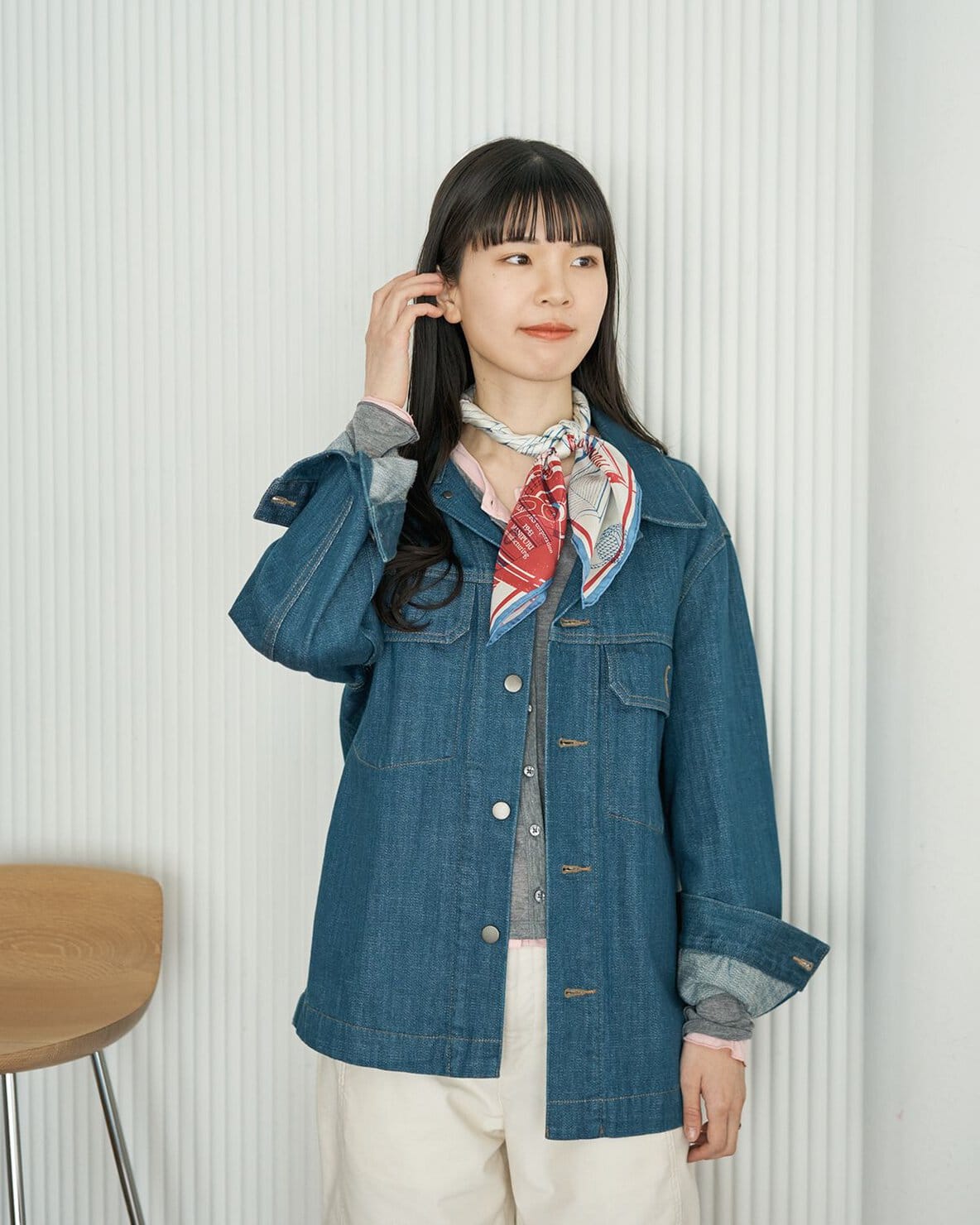 GUのシアーTシャツとデニムジャケットには、スカーフの立体的なツイストと、リボンが華やかなツイスト巻きで彩りを添えて