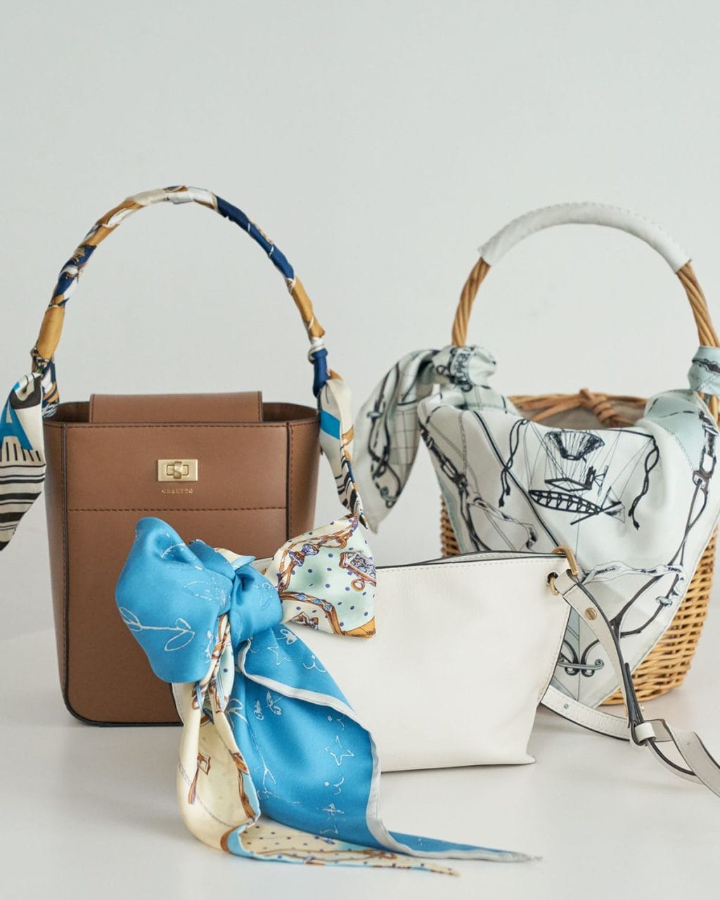 【スカーフをバッグに巻く方法3選】 ハンドバッグからかごバッグまで! 結び方次第で大人上品に仕上がる、簡単アレンジ術