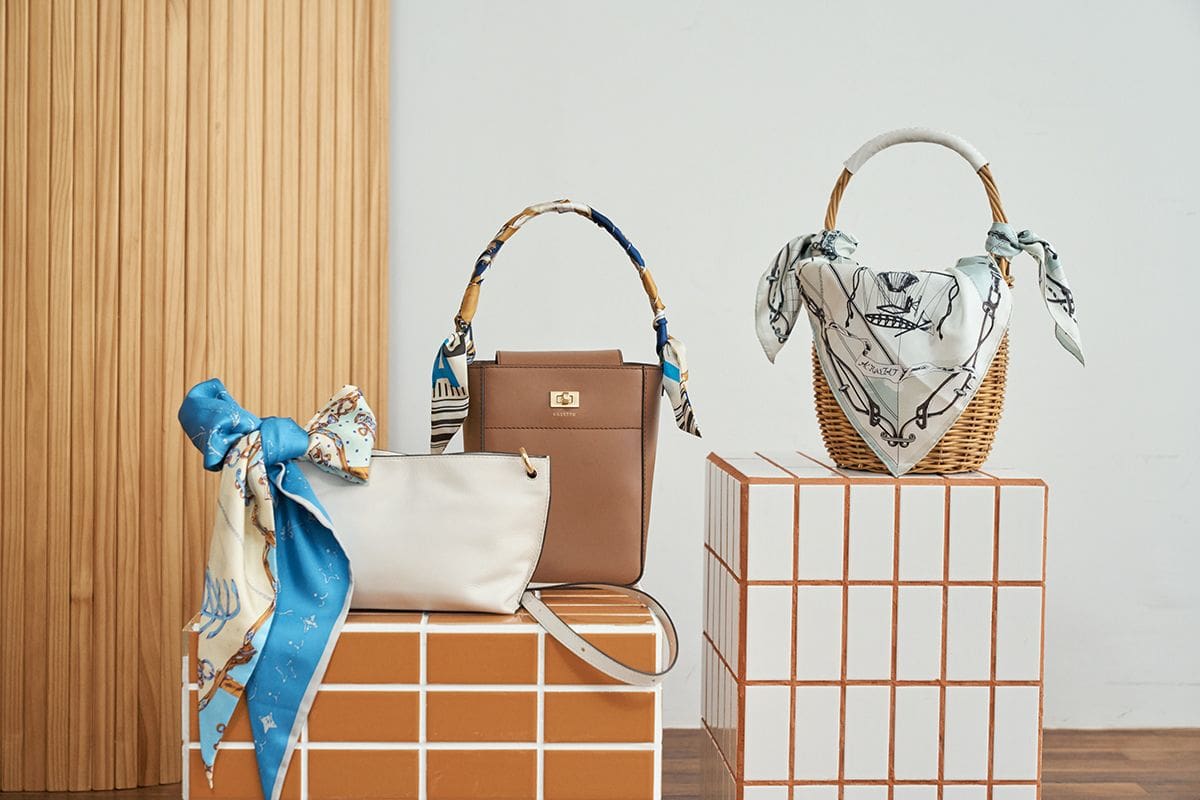 おしゃれなスカーフをシンプルなバッグに巻いて、コーディネートのアクセントに!