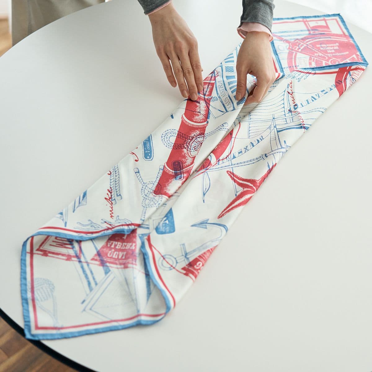 スカーフの端を折った部分を、さらに内側へ折る