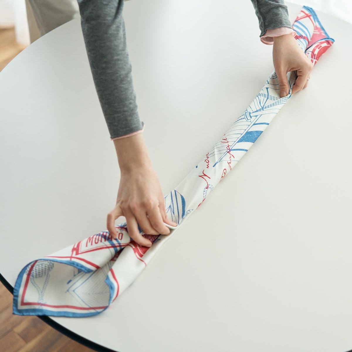 スカーフの折った部分を合わせて、半分に折る