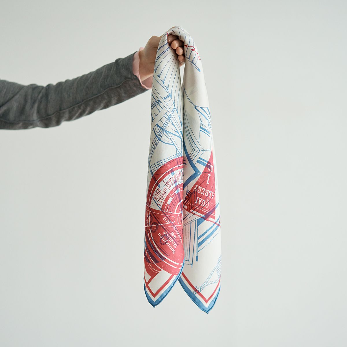 スカーフを首に巻くときの基本の巻き方