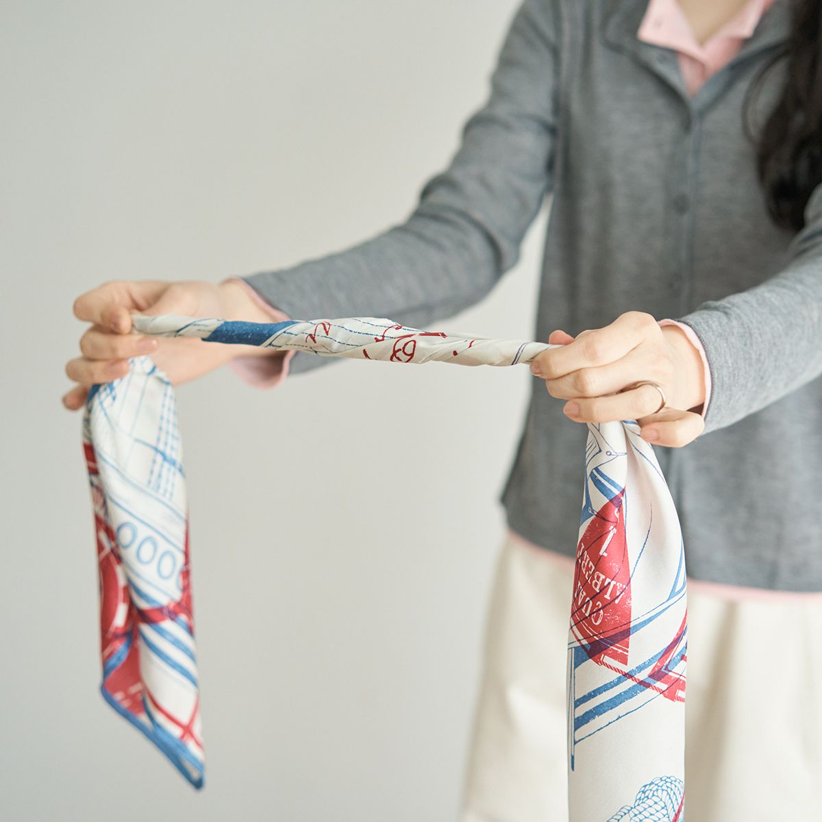 基本のバイアス折りをしたスカーフを、細くねじる