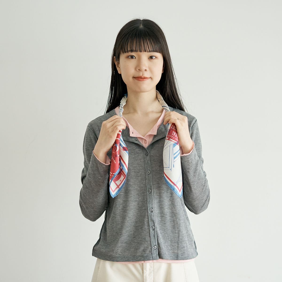 ねじったスカーフを首にかける