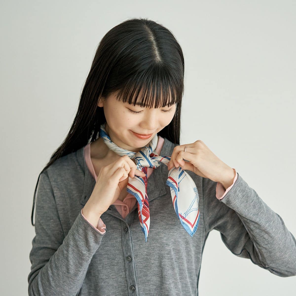 一度結んだとき、手前にきたスカーフを内側から通すようにもう一度結ぶ