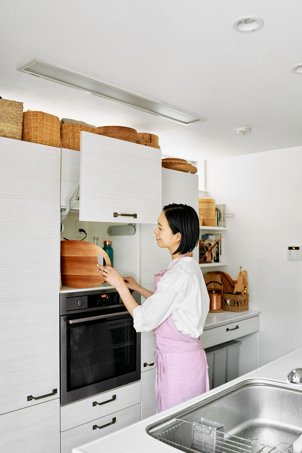 キッチンの背面にある収納棚は中のものが見えないように隠せるところが魅力