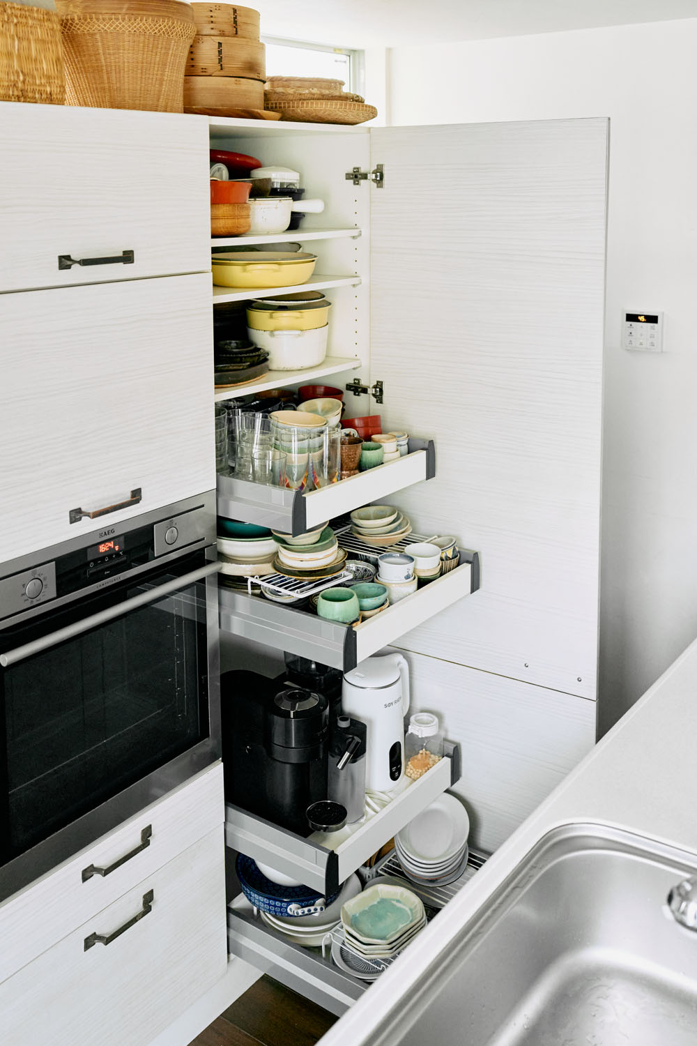 AYUMIさんのキッチン収納は、引き出し式の食器棚が便利