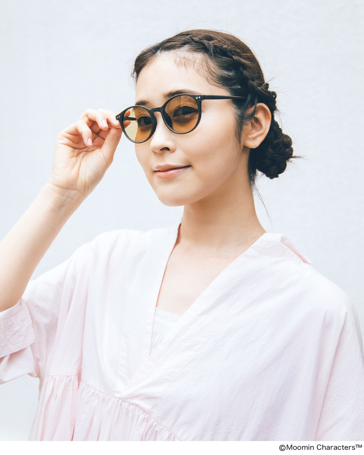 【リンネル2026年7月号増刊付録】 調光サングラス、ケース、眼鏡ふきセットがかわいすぎる!:屋外ではサングラスが濃色に変化!