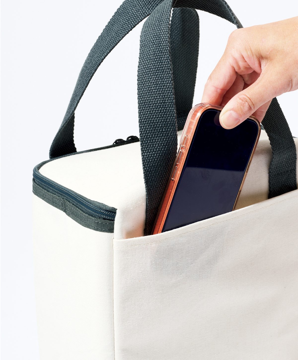 リンネル2026年7月号付録「ムーミン」スクエア型でたっぷり入る!お出かけ保冷バッグは、サイドポケットにスマホが収納できる