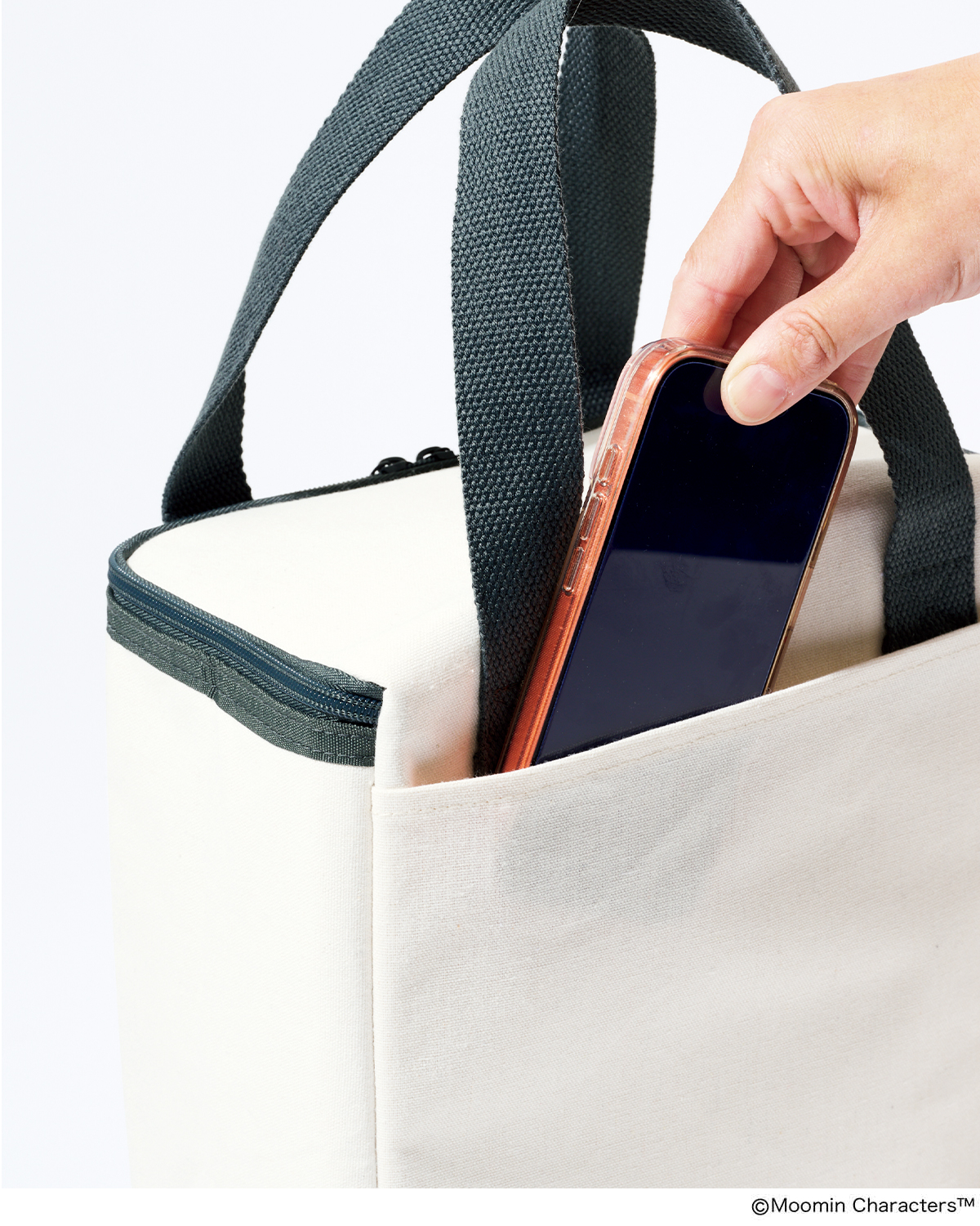リンネル2026年7月号付録「ムーミン」スクエア型でたっぷり入る!お出かけ保冷バッグは、サイドポケットにスマホが収納できる