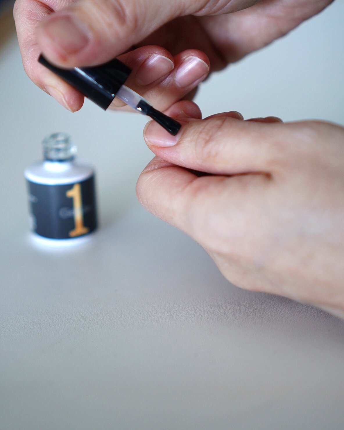 Gel Me1ジェルネイル はがせるベースを塗っているところ