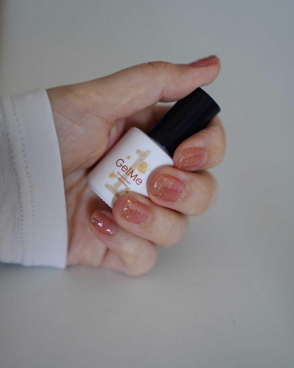 GelMe1ジェルネイル　ラディアンゴールドと仕上がりの手もと