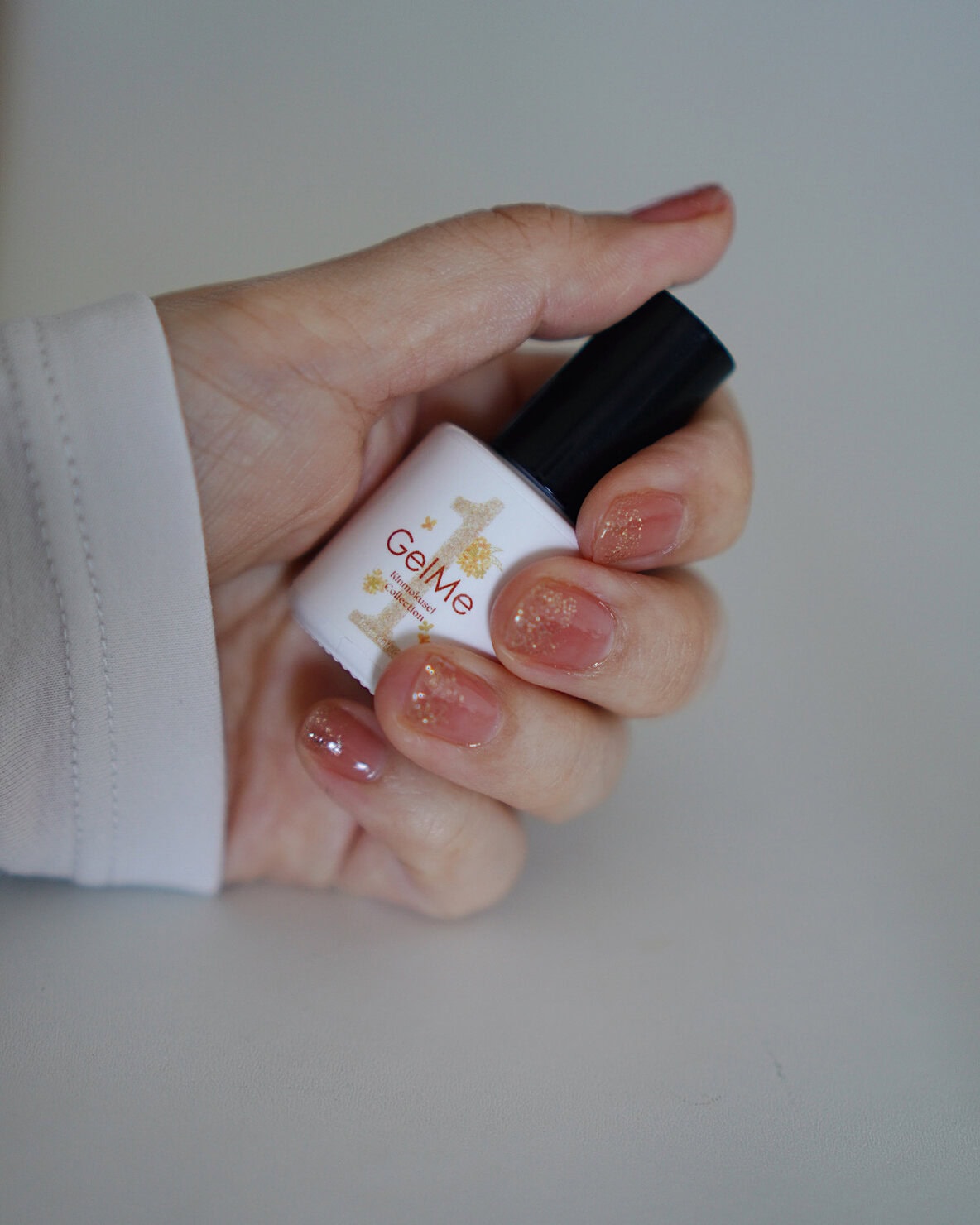 GelMe1ジェルネイル ラディアンゴールドと仕上がりの手もと