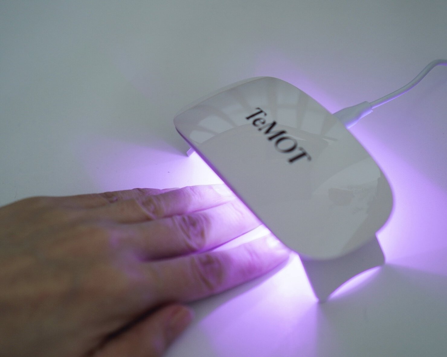 Gel Me1ジェルネイルをLEDライトで硬化中