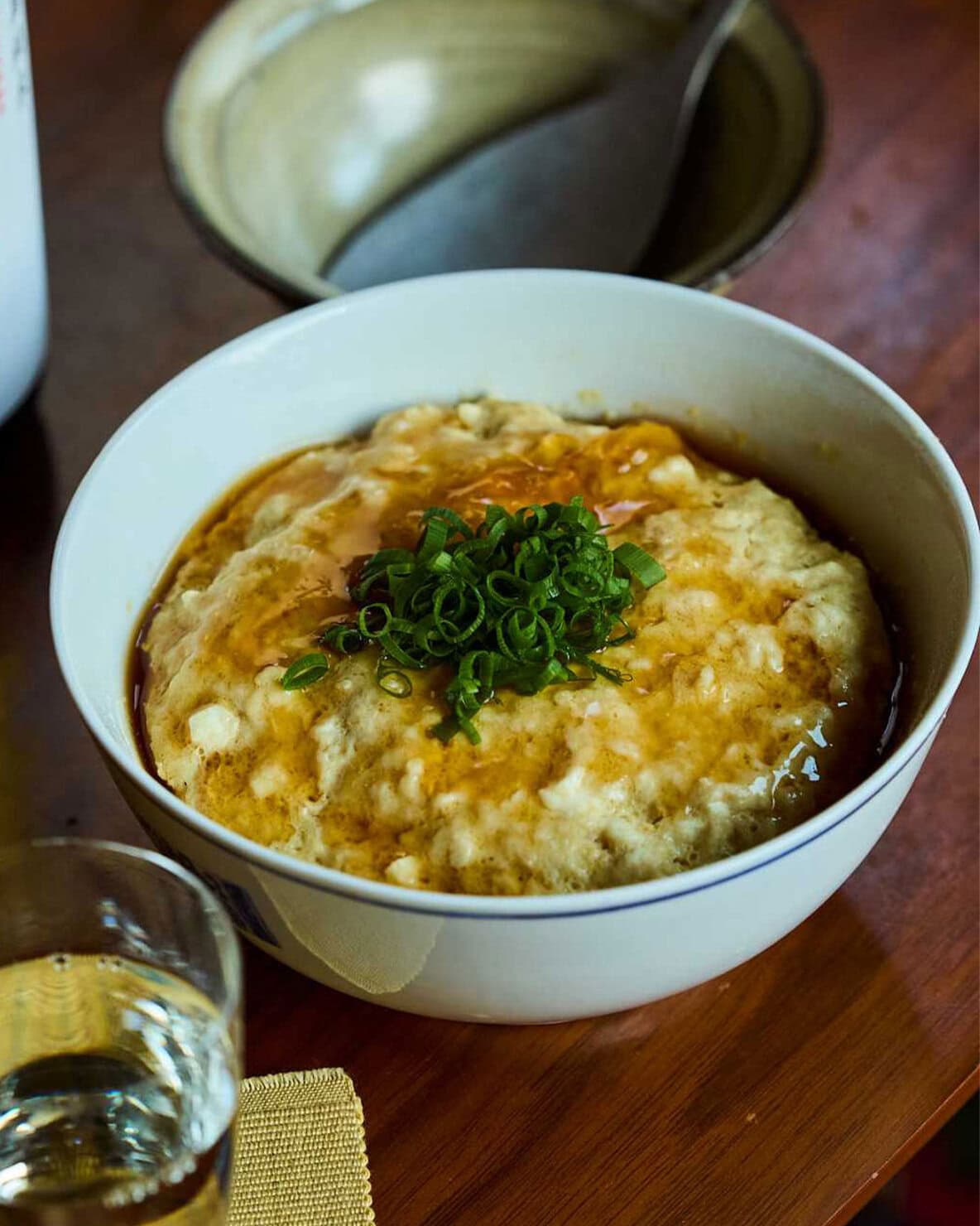 【ツレヅレハナコさんのおつまみレシピ 日本酒編】「豆腐と鶏のふんわりレンチン蒸し」:混ぜてレンチンするだけ! ふんわり、とろ〜り、やさしい蒸しもの