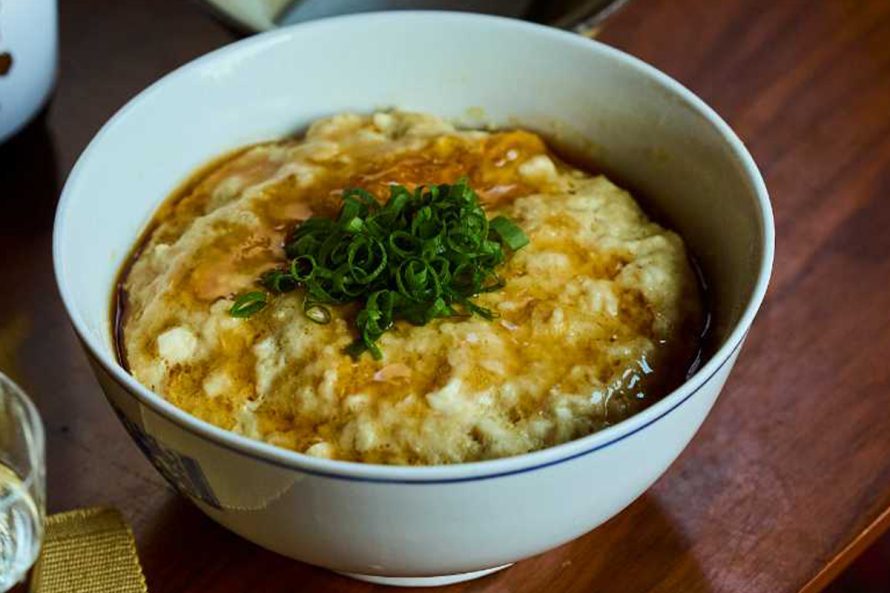 【ツレヅレハナコさんのおつまみレシピ 日本酒編】「豆腐と鶏のふんわりレンチン蒸し」:混ぜてレンチンするだけ! ふんわり、とろ〜り、やさしい蒸しもの