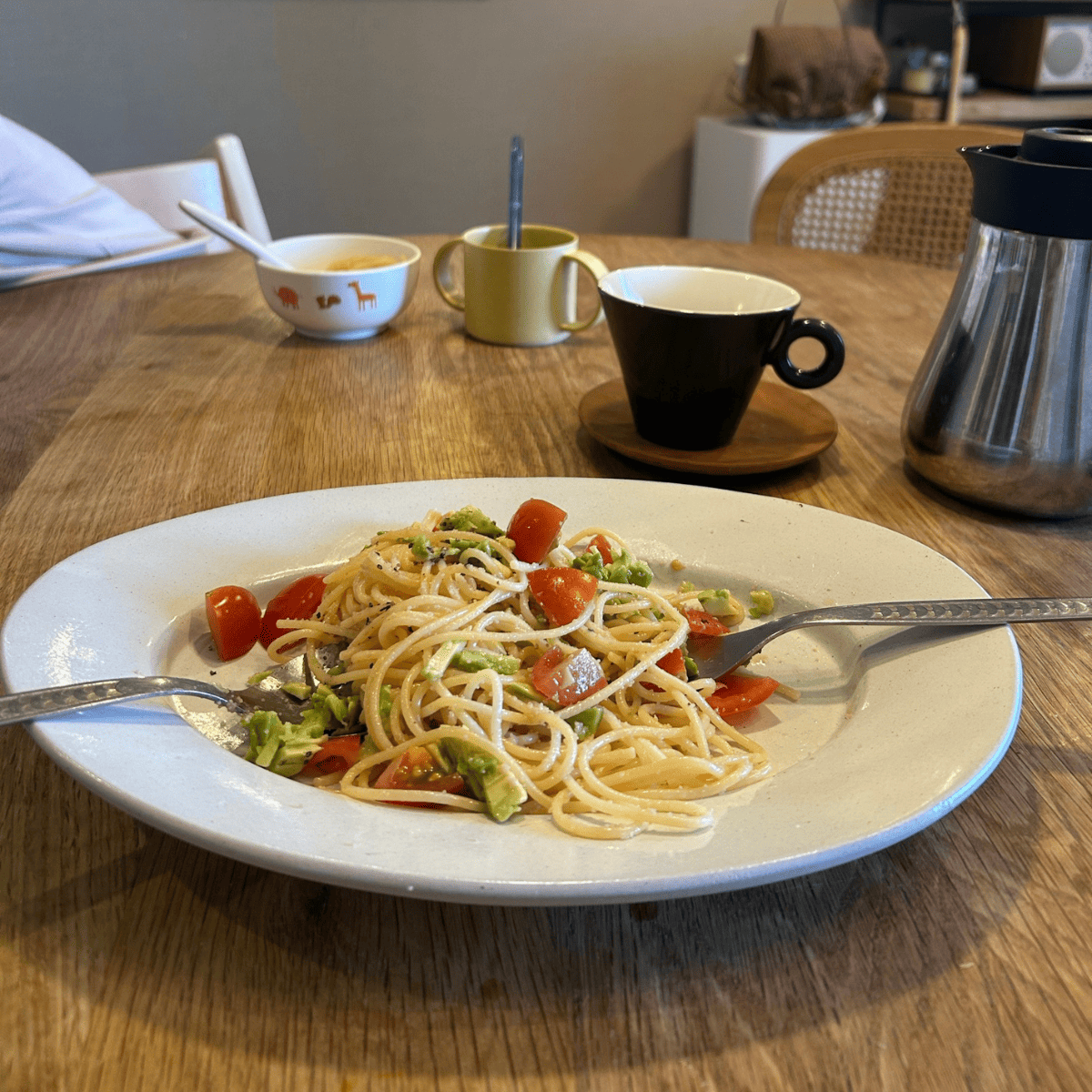 益子陶器市戦利品のオーバル皿に盛りつけたパスタ