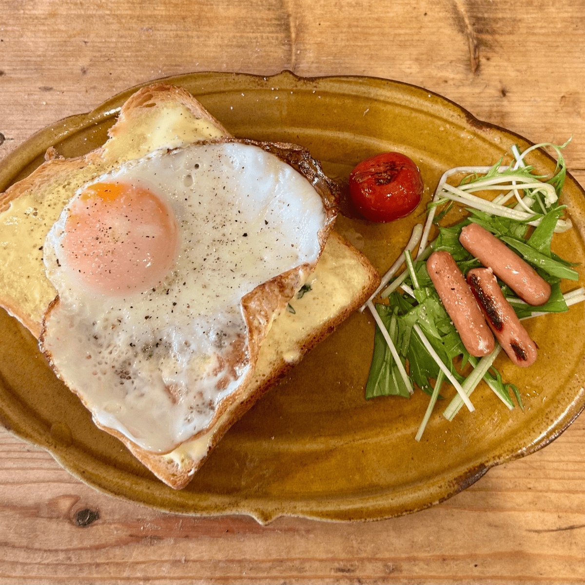 益子陶器市戦利品のオーバル皿で朝食のトーストプレート