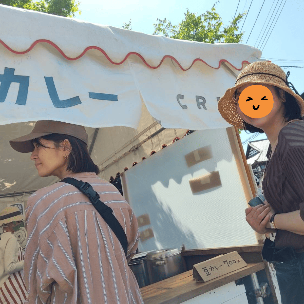 益子陶器市のランチでカレーの屋台に並ぶ様子