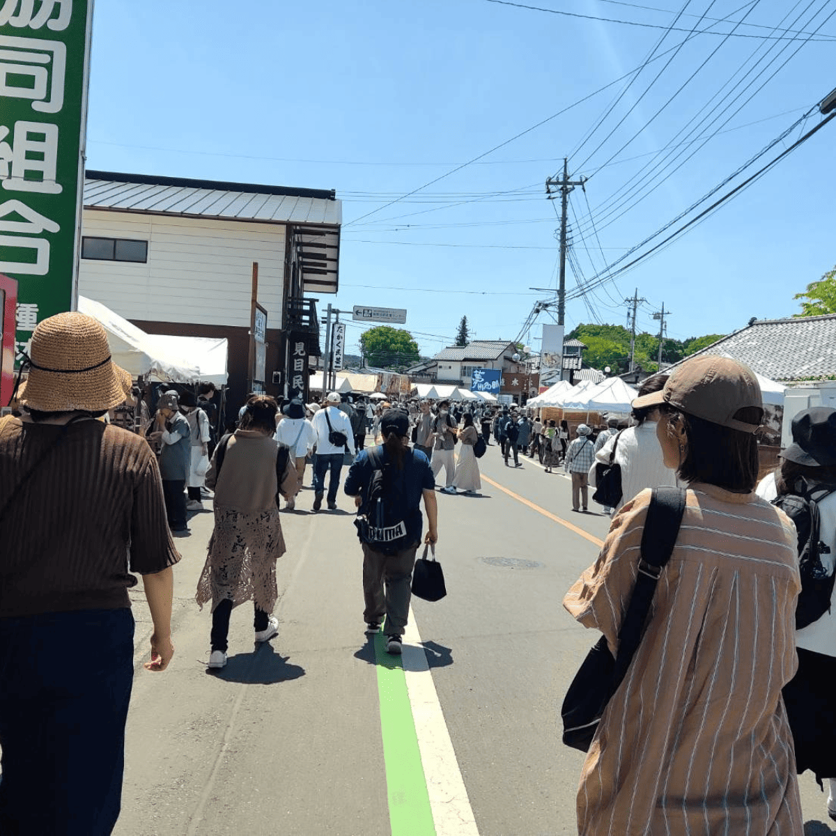 益子陶器市会場を歩く人々