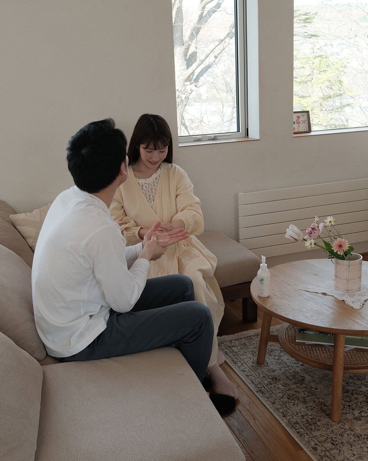 3児ママのKihoさんと旦那さんが夫婦でカレンデュラ花束ボディジェルを使っている様子