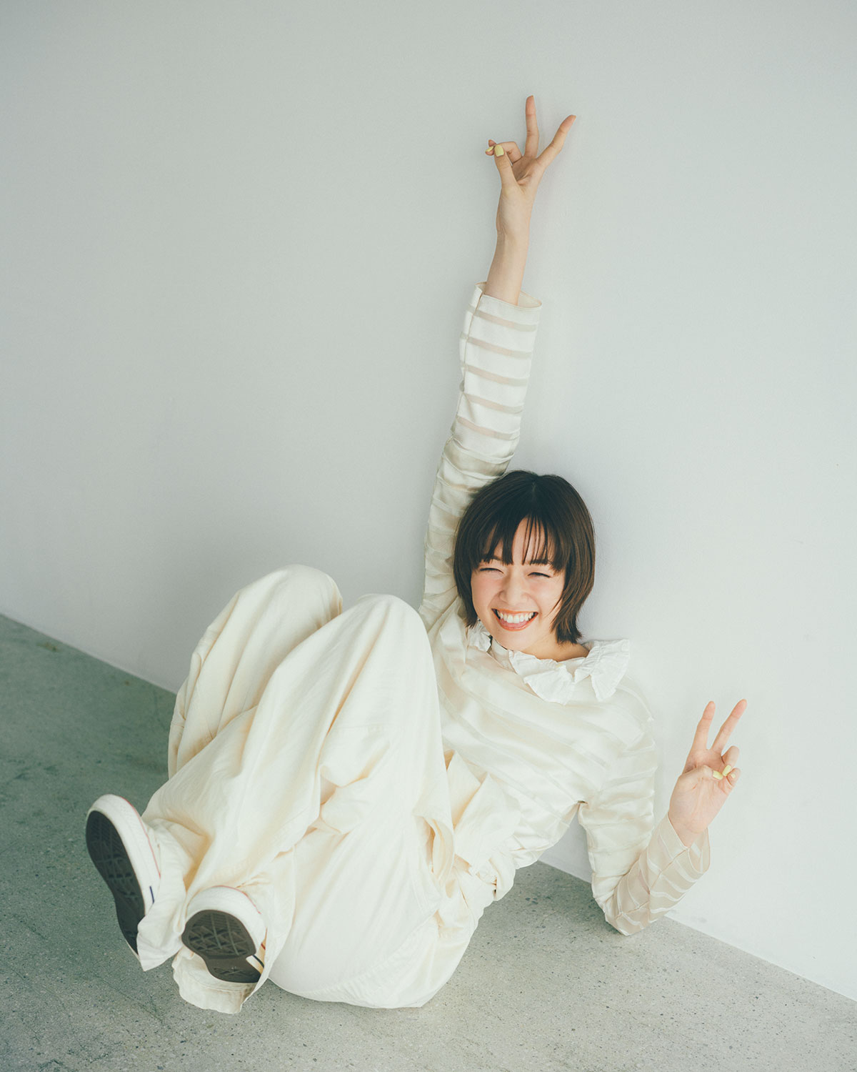 佐藤栞里さんのオールホワイトでまとめたスニーカーコーディネート リンネル2026年6月号表紙インタビュー