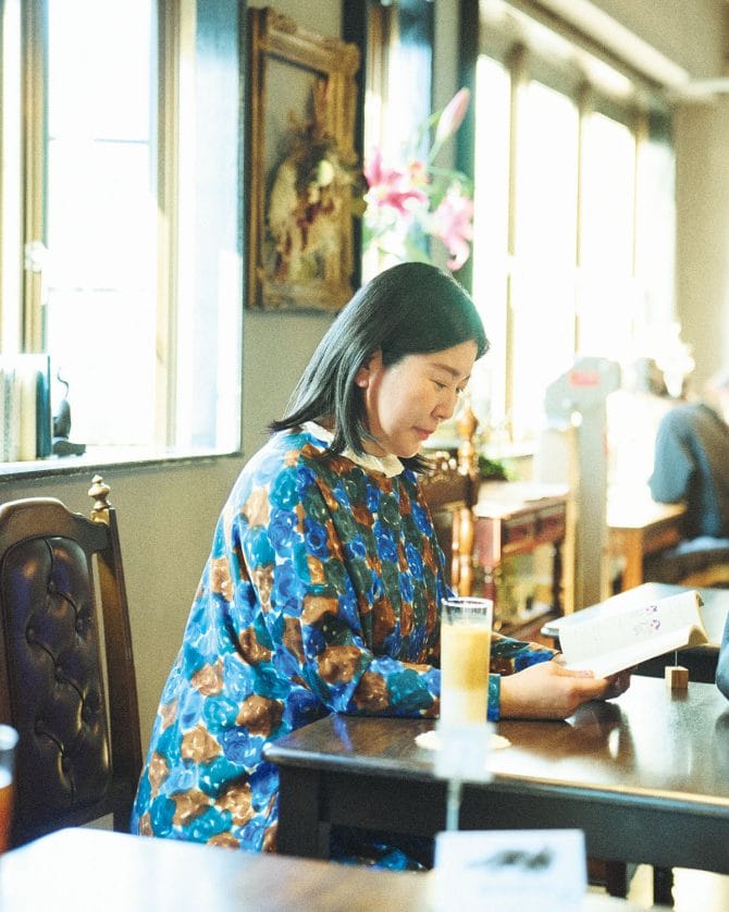 甲斐みのりさん 新著『おやつがあれば、だいたいだいじょうぶ』インタビュー
