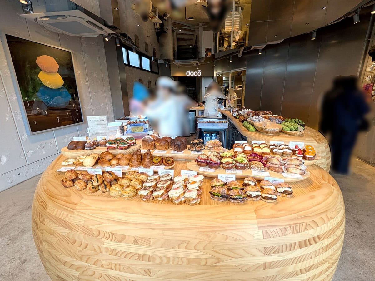 I'm donut ? 自由が丘店の「dacō(ダコー)」のパンが並ぶ正面什器。