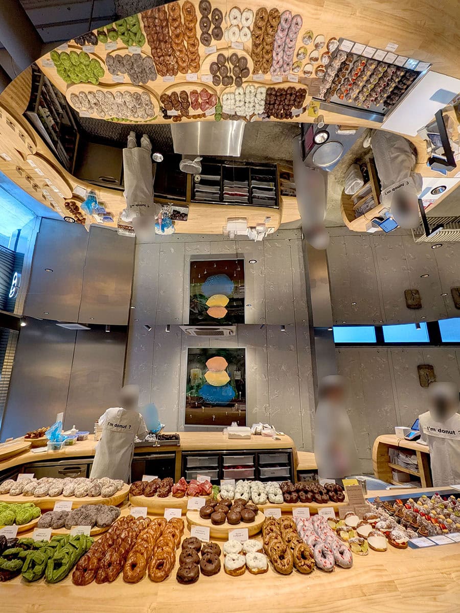 I'm donut ? 自由が丘店の天井に鏡がある店内