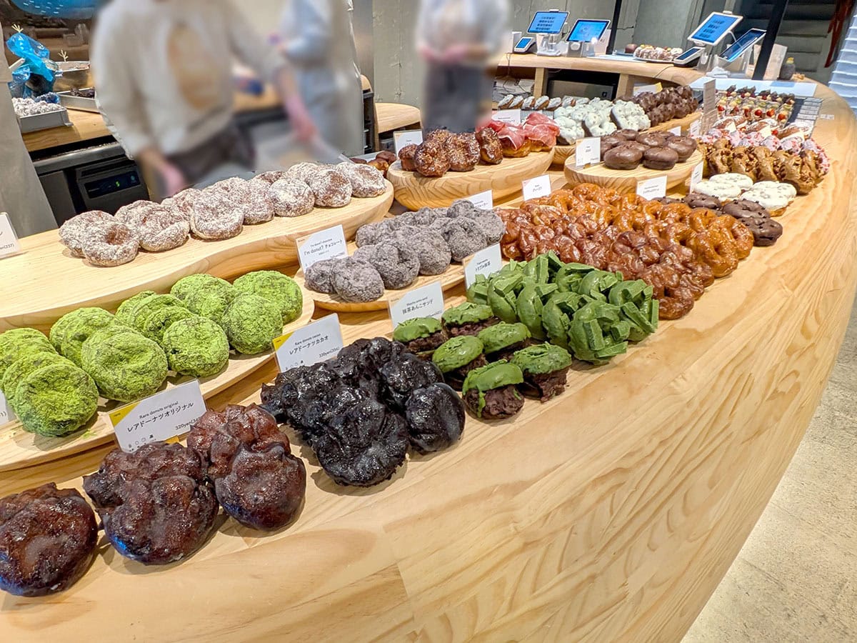 I'm donut ? 自由が丘店の陳列された「生ドーナツ」など、たくさんのドーナツ。