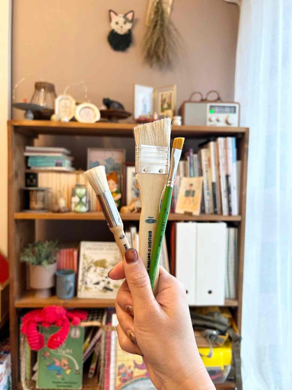 ブラシ、刷毛、絵筆を手に持っている写真