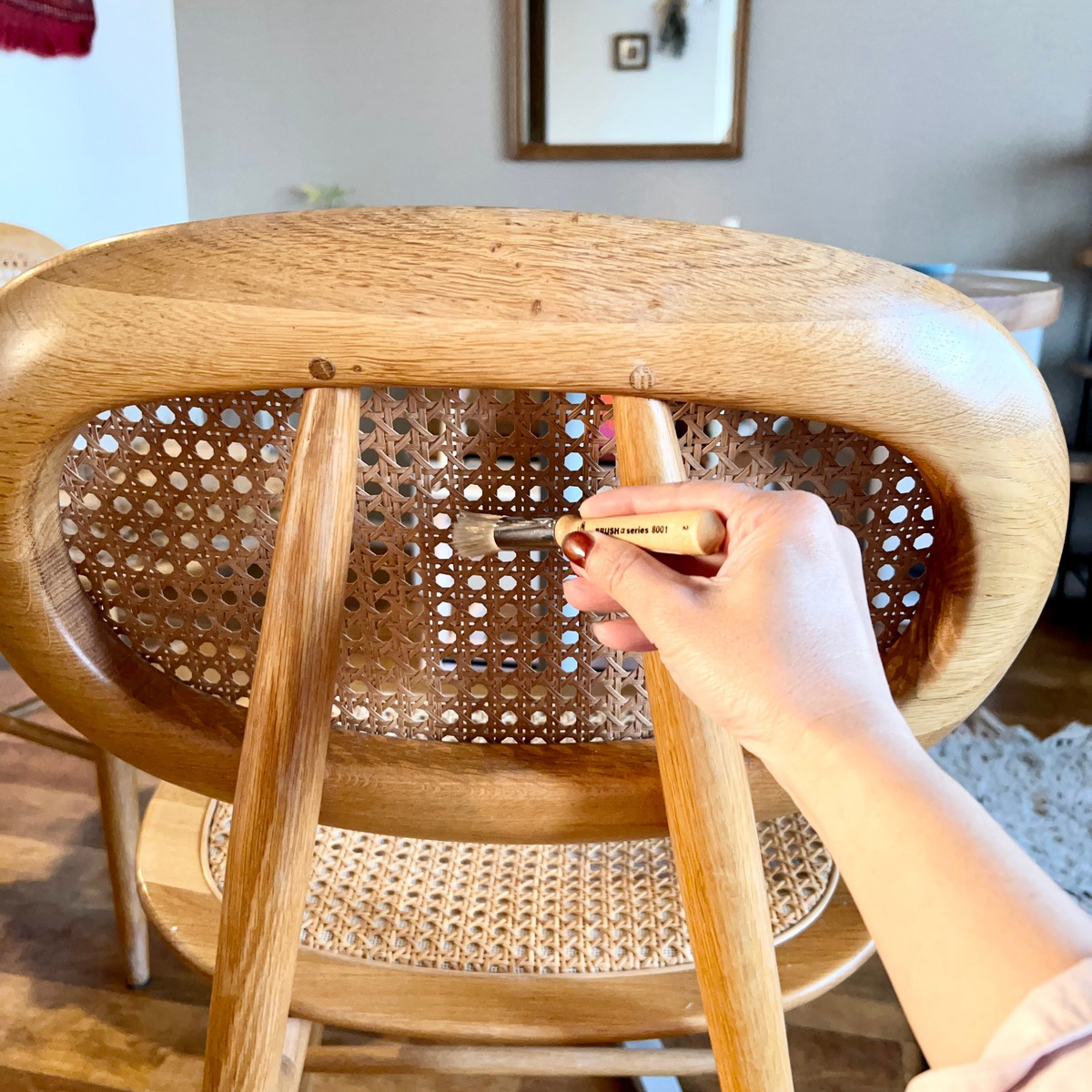 ラタンチェアをブラシでお手入れしている写真