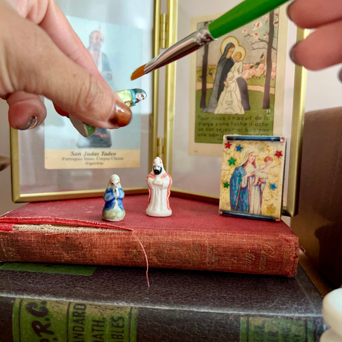 絵筆でフェーブを手入れしている写真