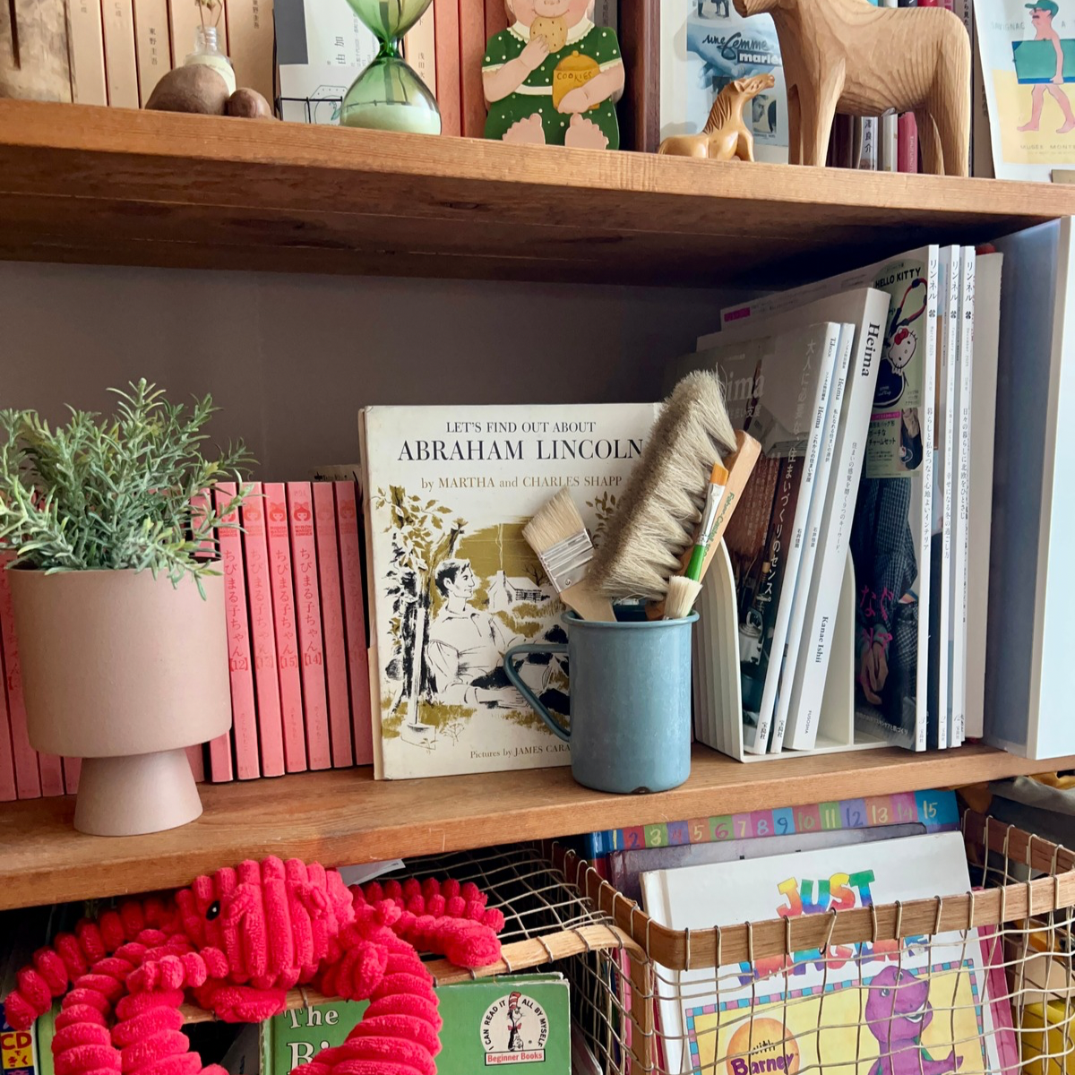 本棚にブラシを飾りながら収納している写真