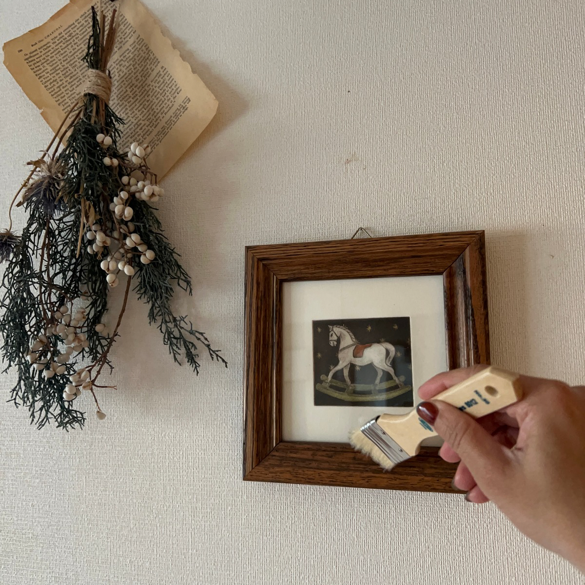 フレームの溝を刷毛でお手入れしている写真