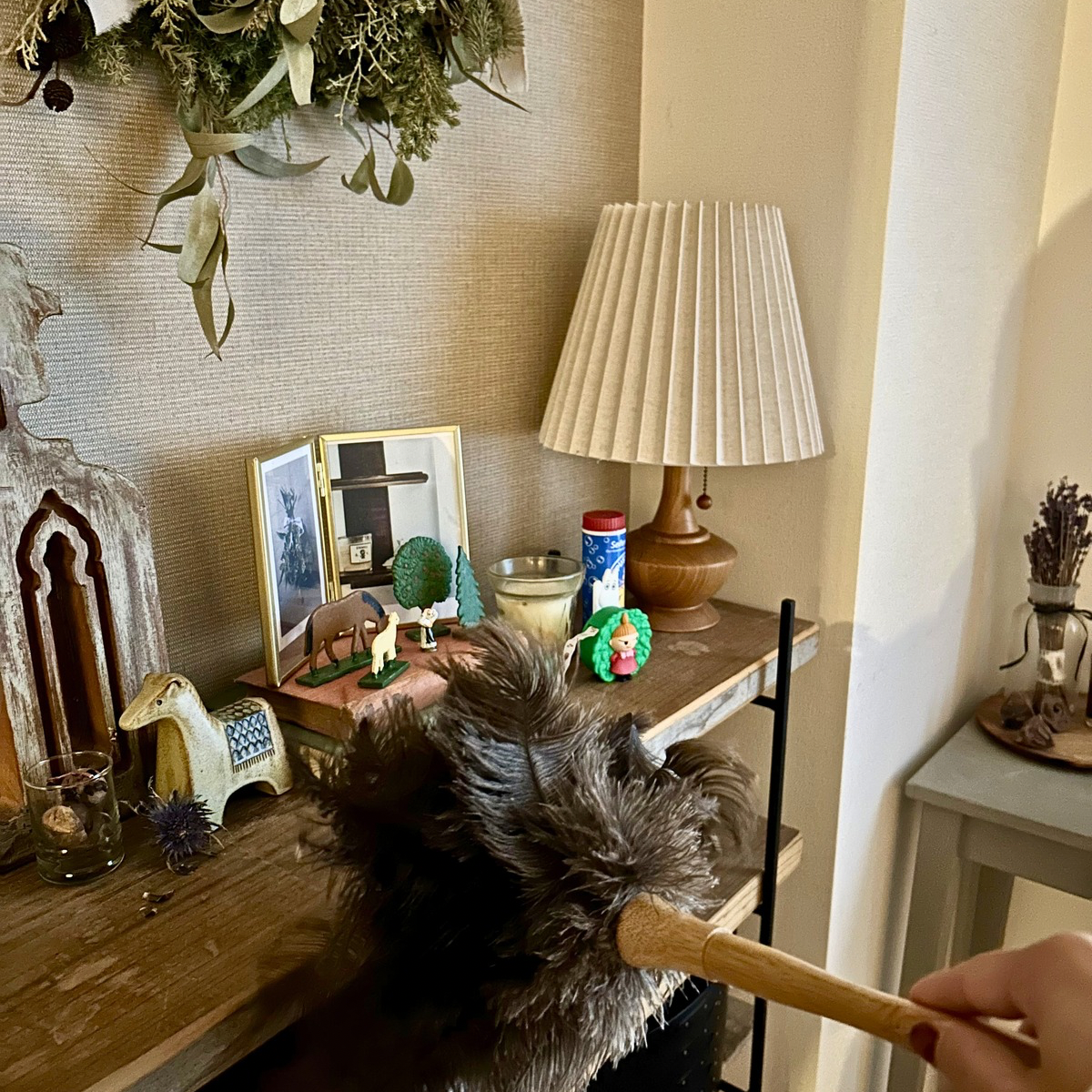 はたきをかけている写真