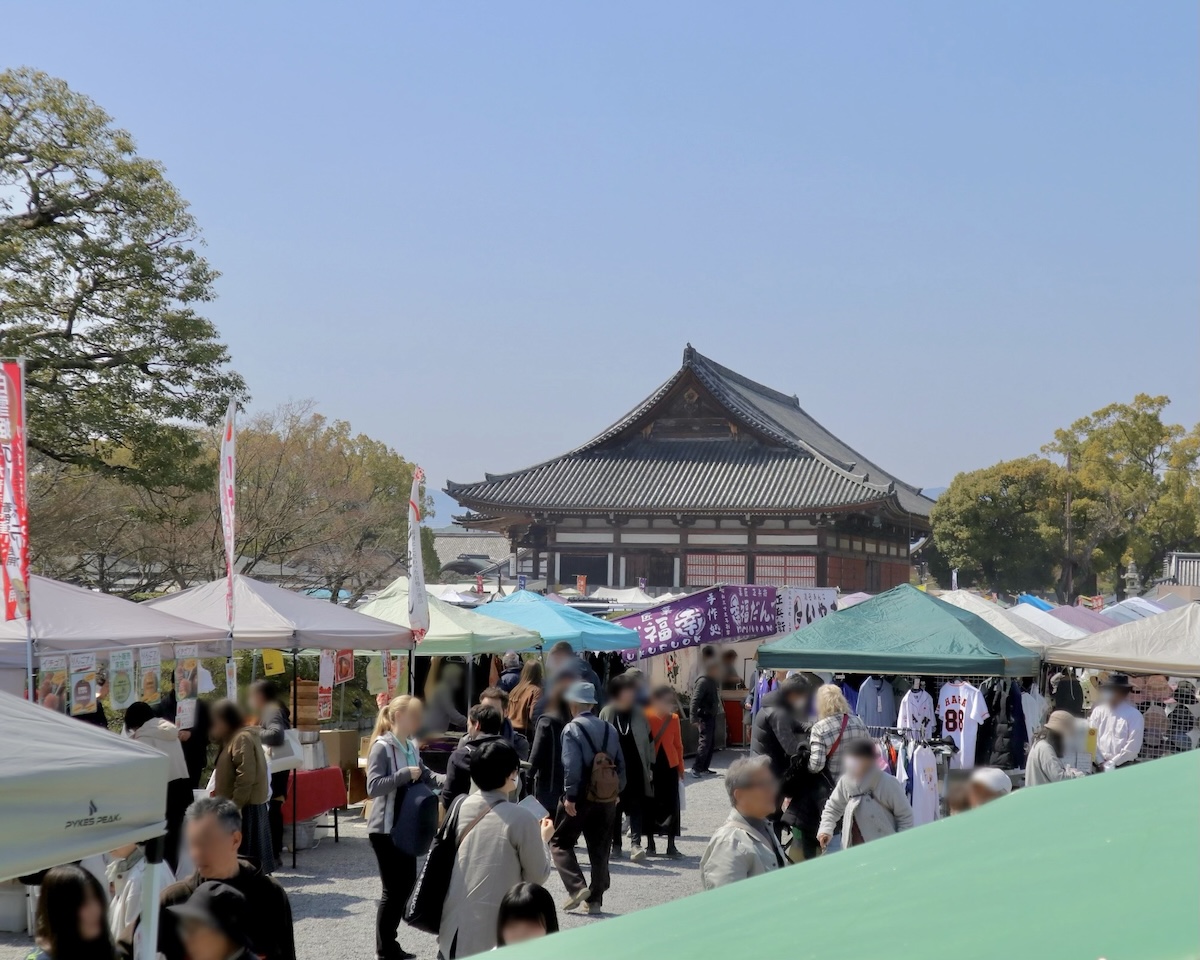 京都・東寺(教王護国寺)の弘法市
