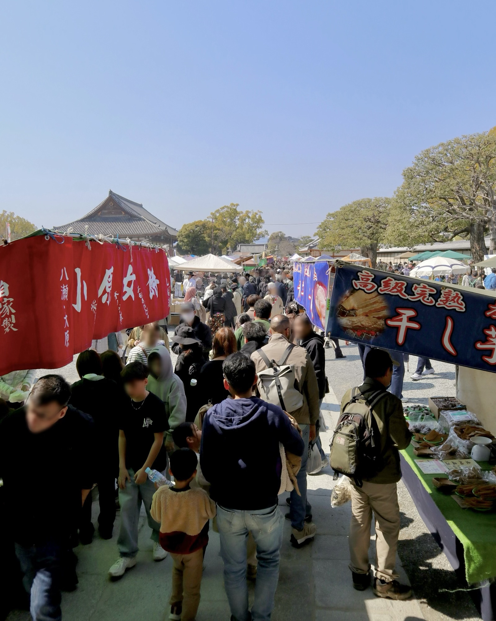 京都の東寺、慶賀門からの弘法市の景色