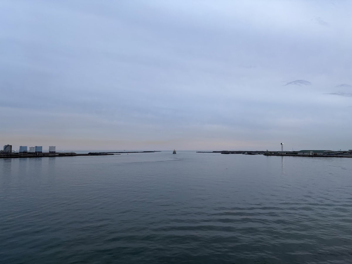 北海道から東京へ引っ越しのため、苫小牧港でのフェリー乗船時に見た海と空