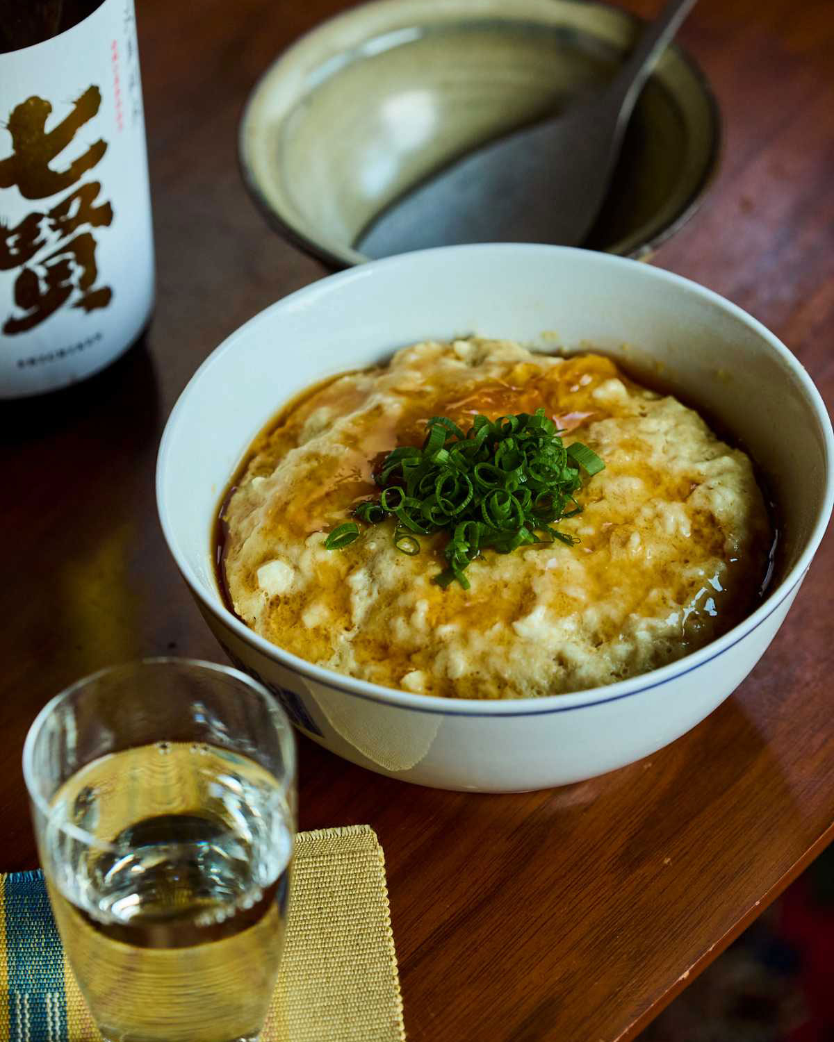 【ツレヅレハナコさんのおつまみレシピ 日本酒編】「豆腐と鶏のふんわりレンチン蒸し」:混ぜてレンチンするだけ! ふんわり、とろ〜り、やさしい蒸しもの