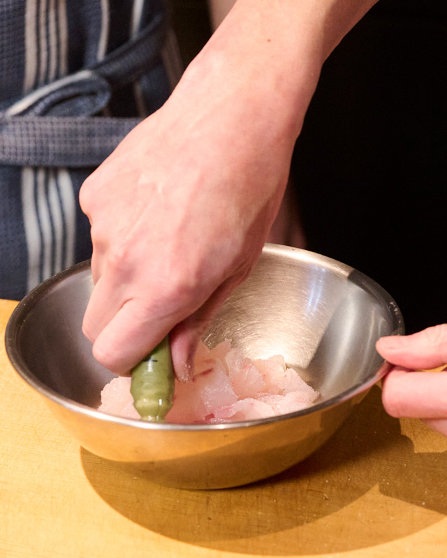 鯛にわさびの下味をつける