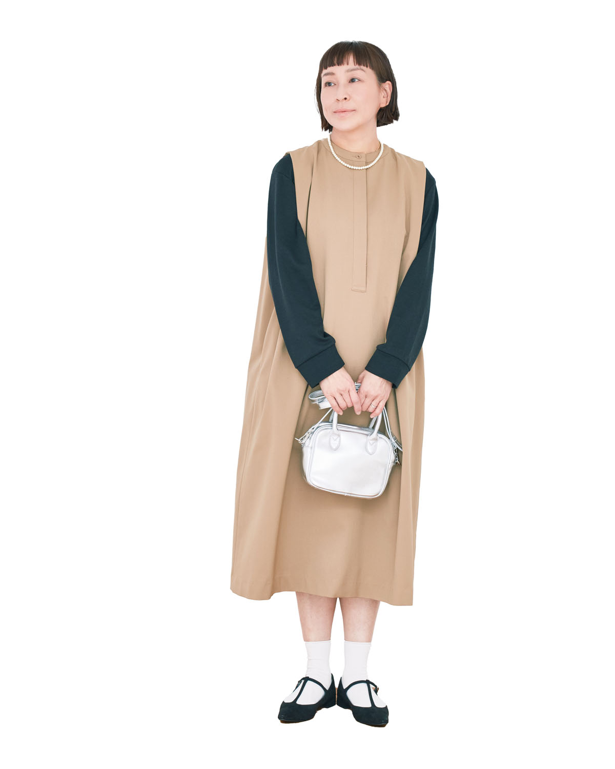 リカバリーウェアを着用し、上品ワンピをデイリーに楽しむスタイル