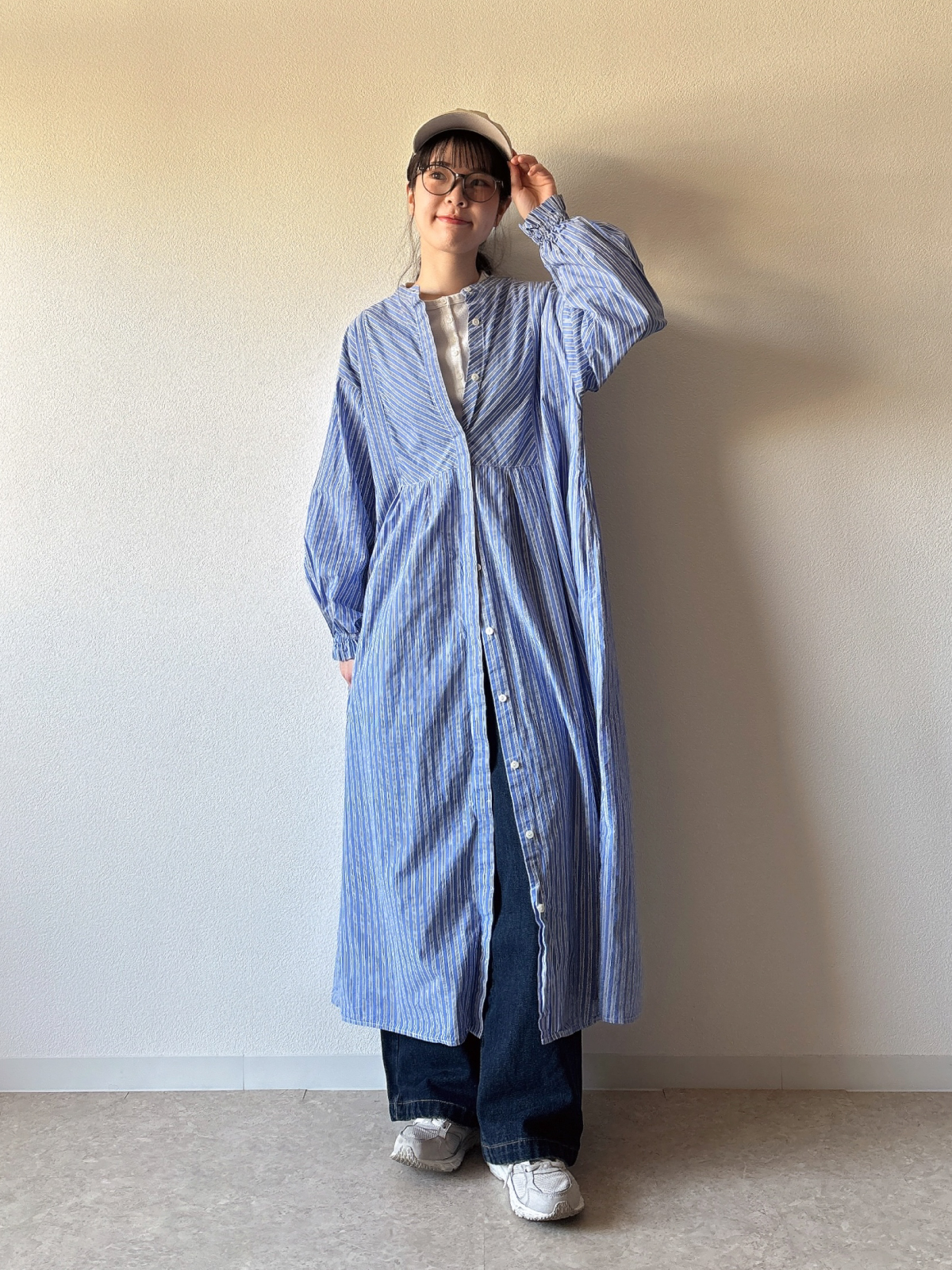 リンネル7月号増刊付録の調光サングラスを合わせたキャップ×シャツワンピースコーディネート