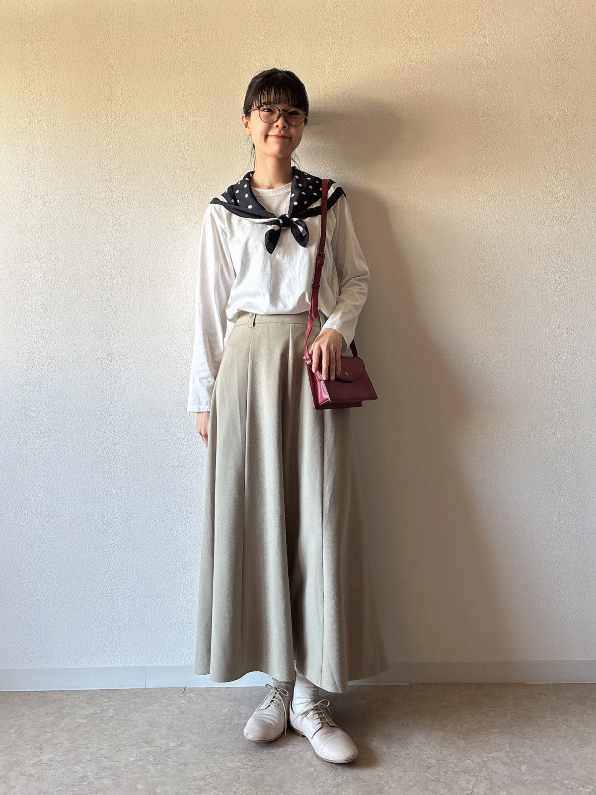 リンネル7月号増刊付録の調光サングラスを合わせた白Tシャツ×フレアスカートコーディネート