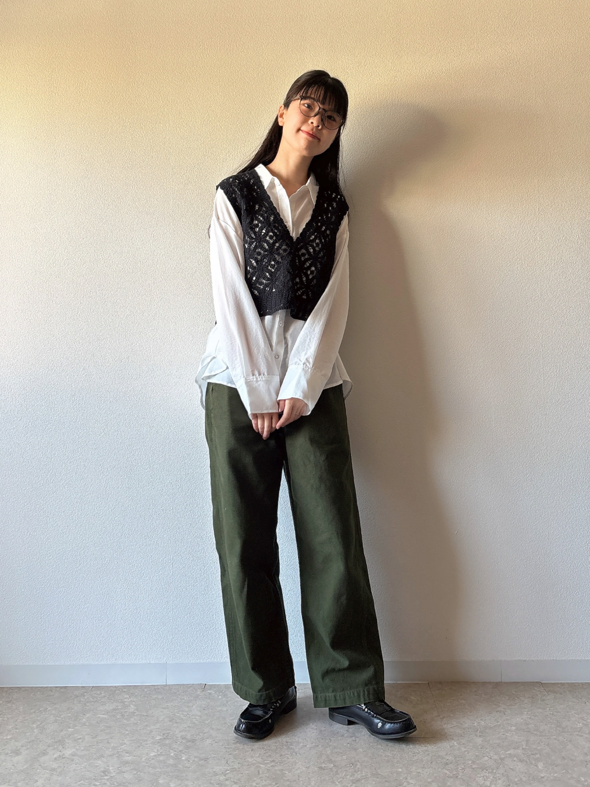 リンネル7月号増刊付録の調光サングラスを合わせたクロシェベスト×ローファーコーディネート