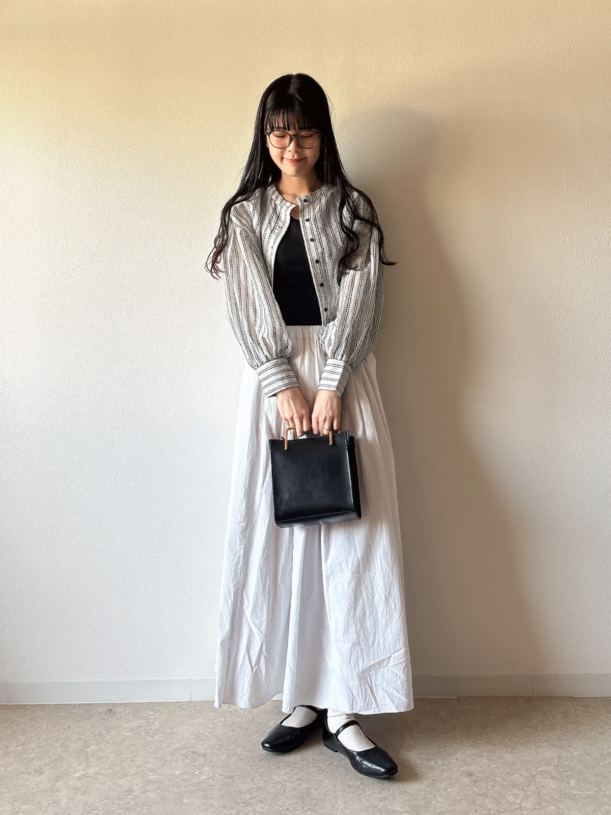 リンネル7月号増刊付録の調光サングラスを合わせたスカート×ダウンヘアーコーディネート